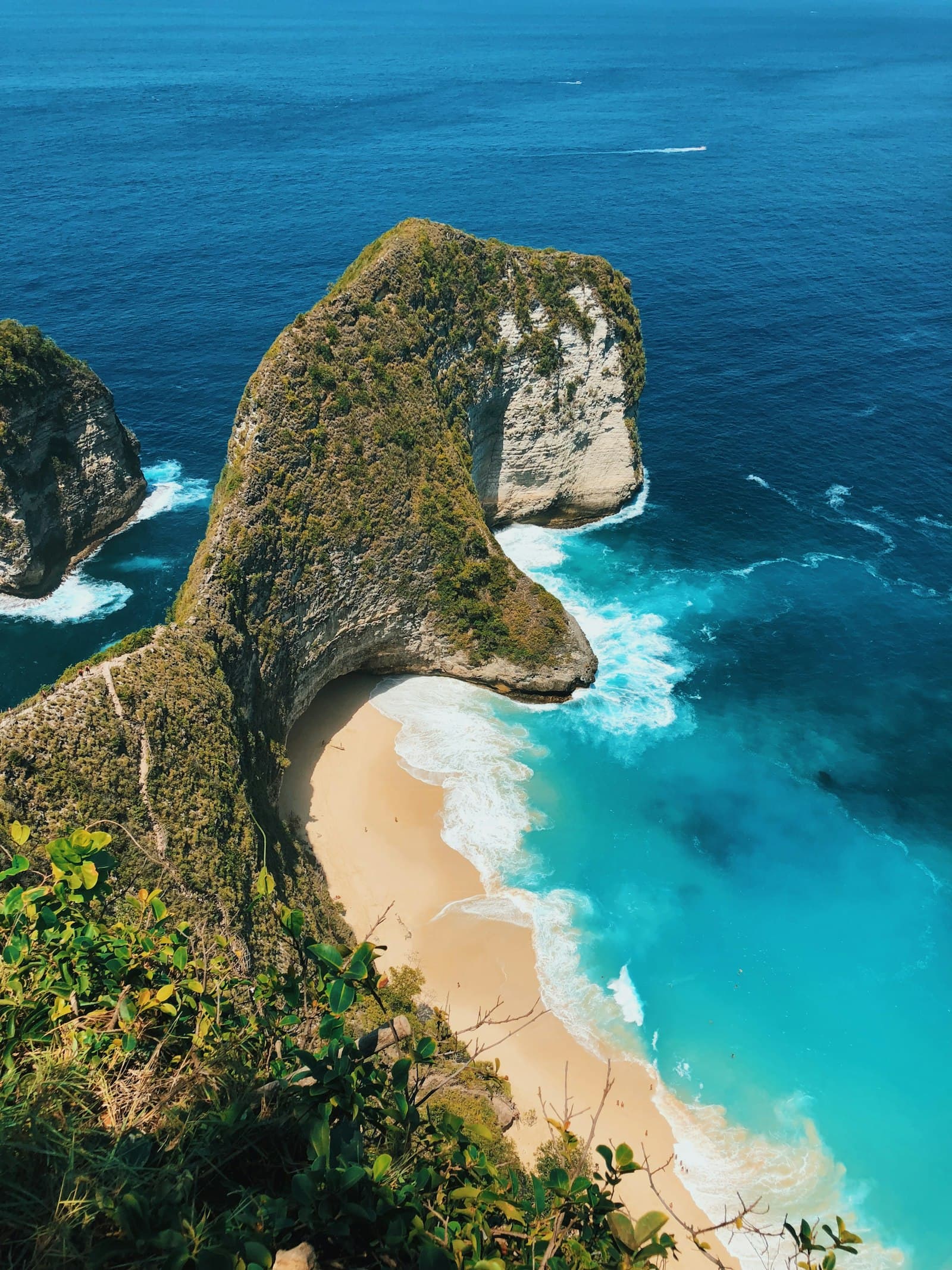 The dramatic T-Rex cliff and turquoise bay of Kelingking Beach on Nusa Penida.